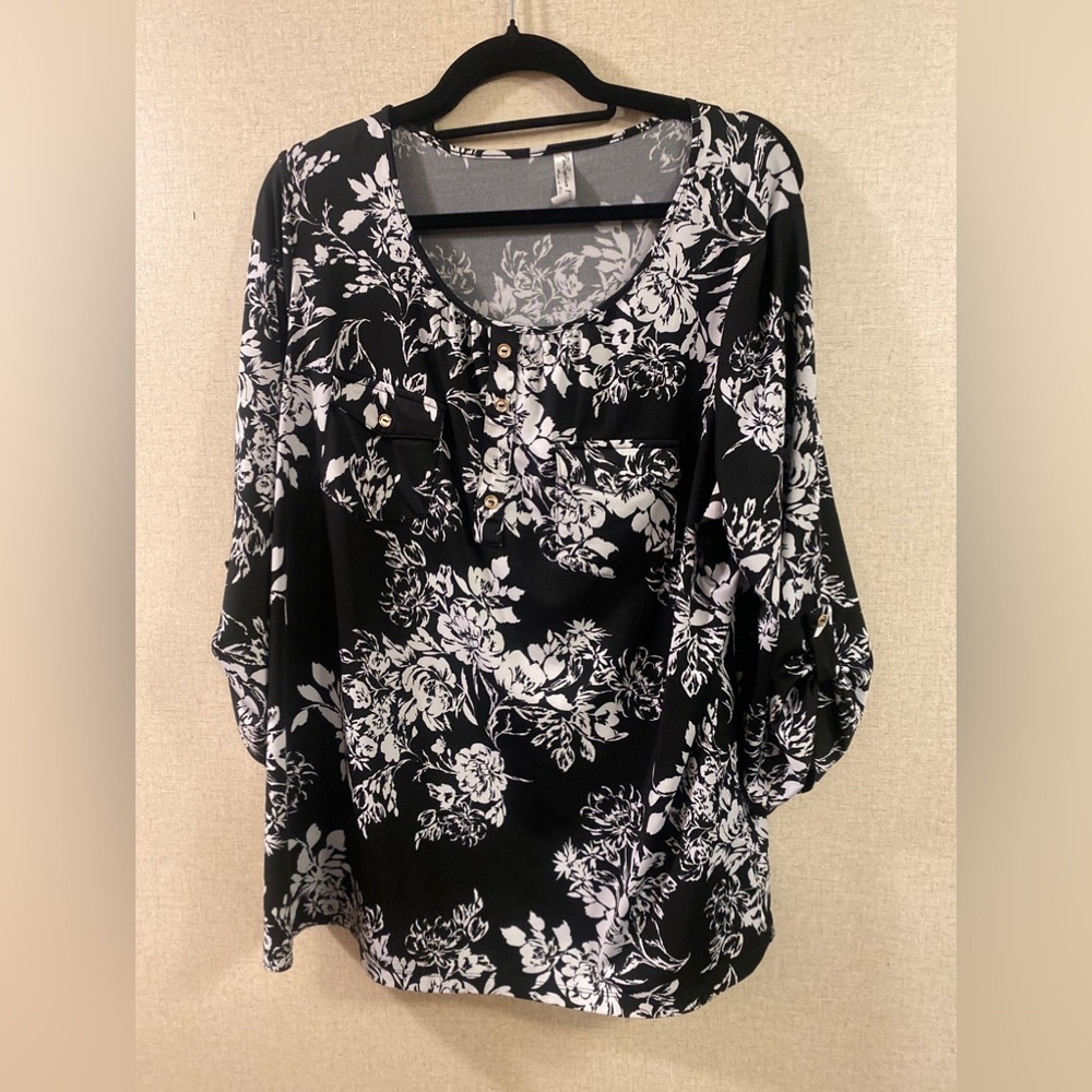 Size 1x PerSeption floral double breasted pocket top with tan sleeves - Picture 1 of 5